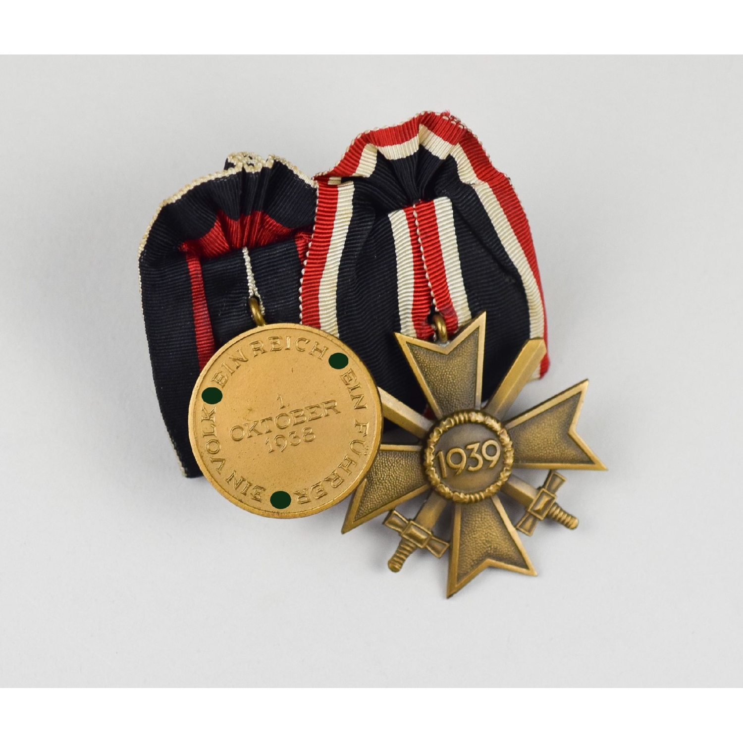 2er Ordensspange der Wehrmacht Kriegsverdienstkreuz 2.Klasse mit Schwertern & Oktober Medaille