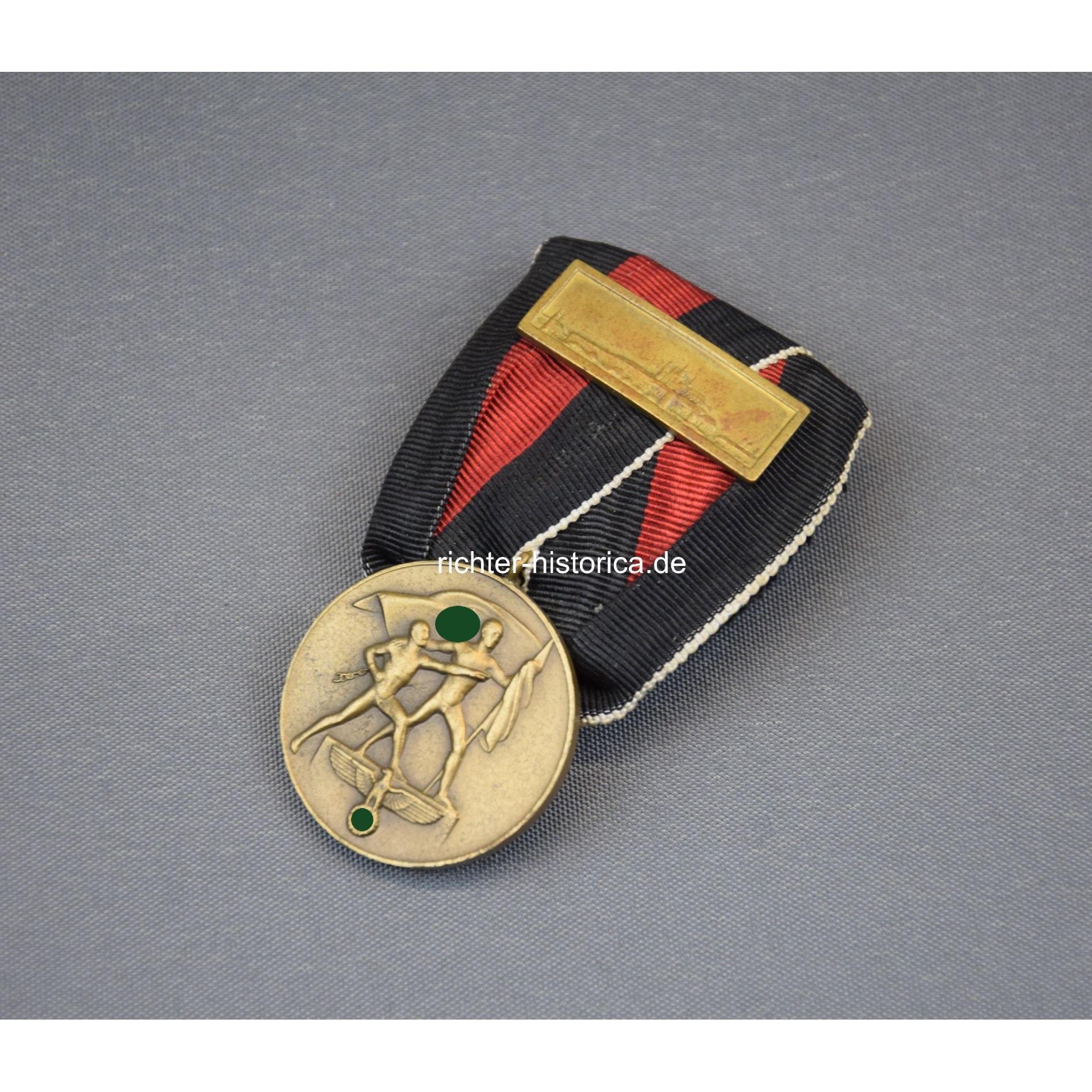 Einzelspange Oktobermedaille Sudetenland mit Prager Burg Auflage