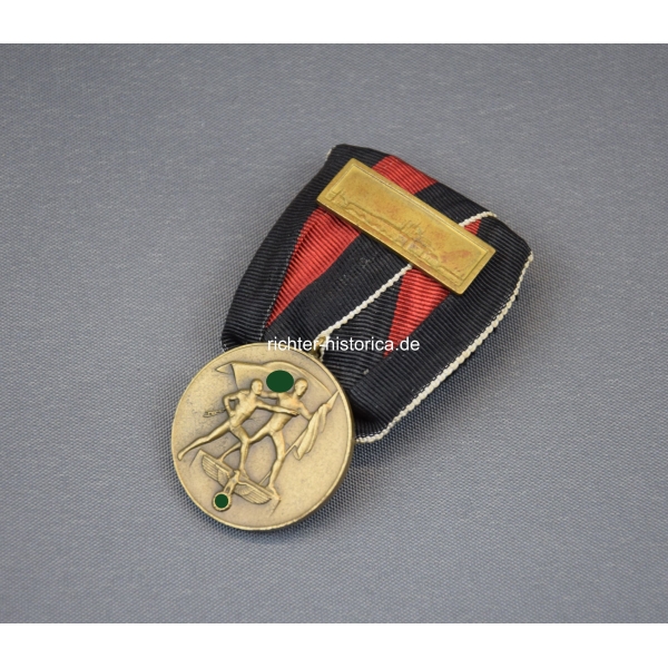 Einzelspange Oktobermedaille Sudetenland mit Prager Burg Auflage