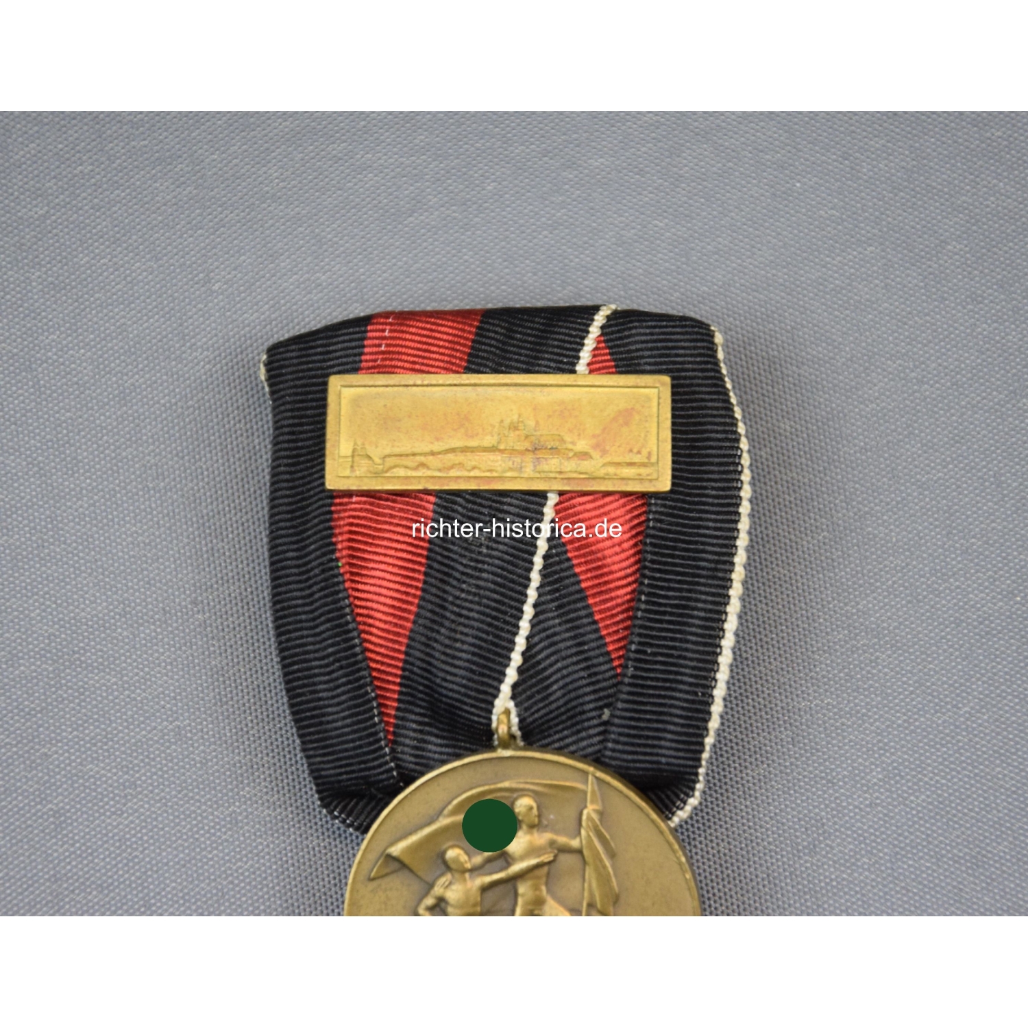 Einzelspange Oktobermedaille Sudetenland mit Prager Burg Auflage