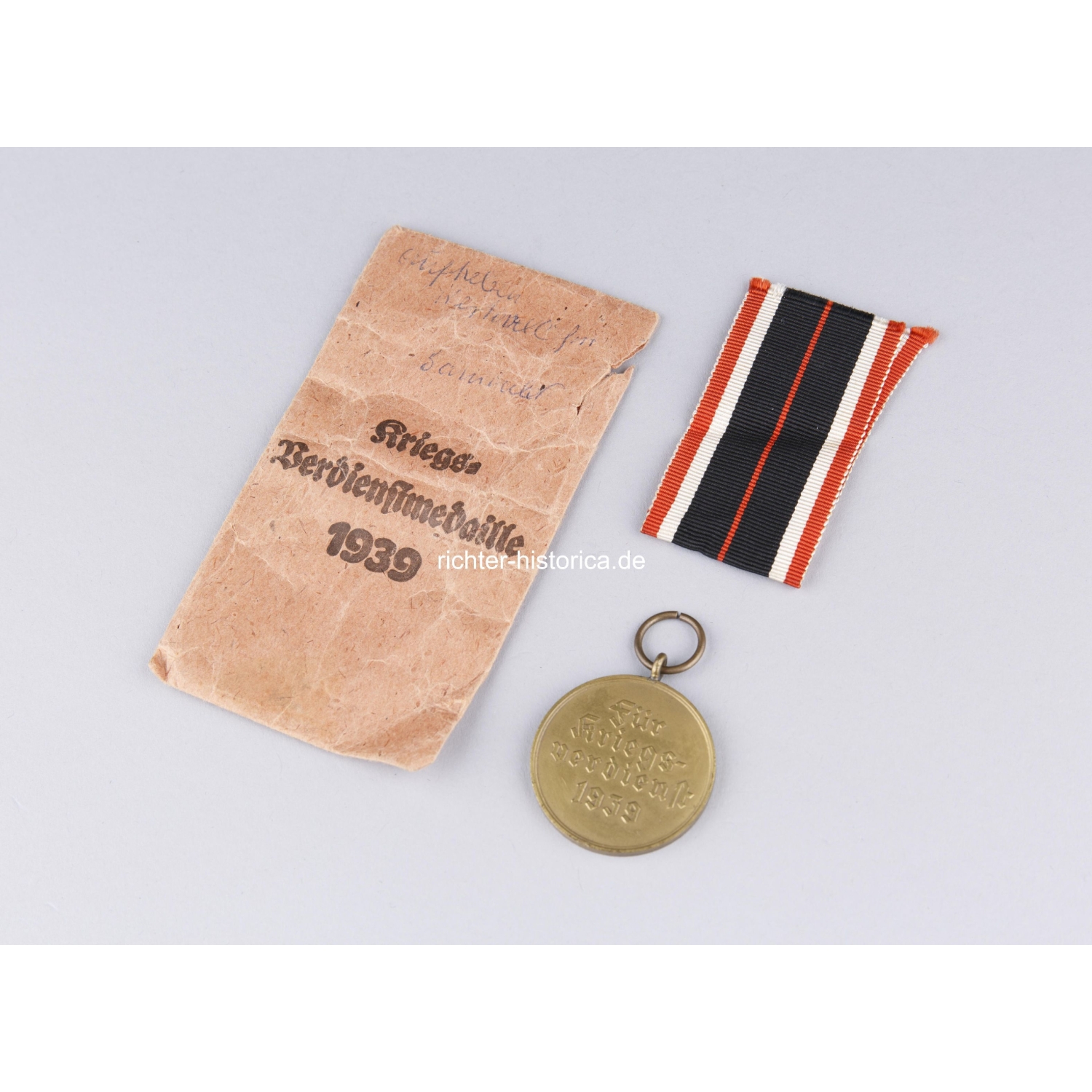 Kriegsverdienstmedaille 1939 in Tüte "Gottl. Fr. & Sohn, Pforzheim"