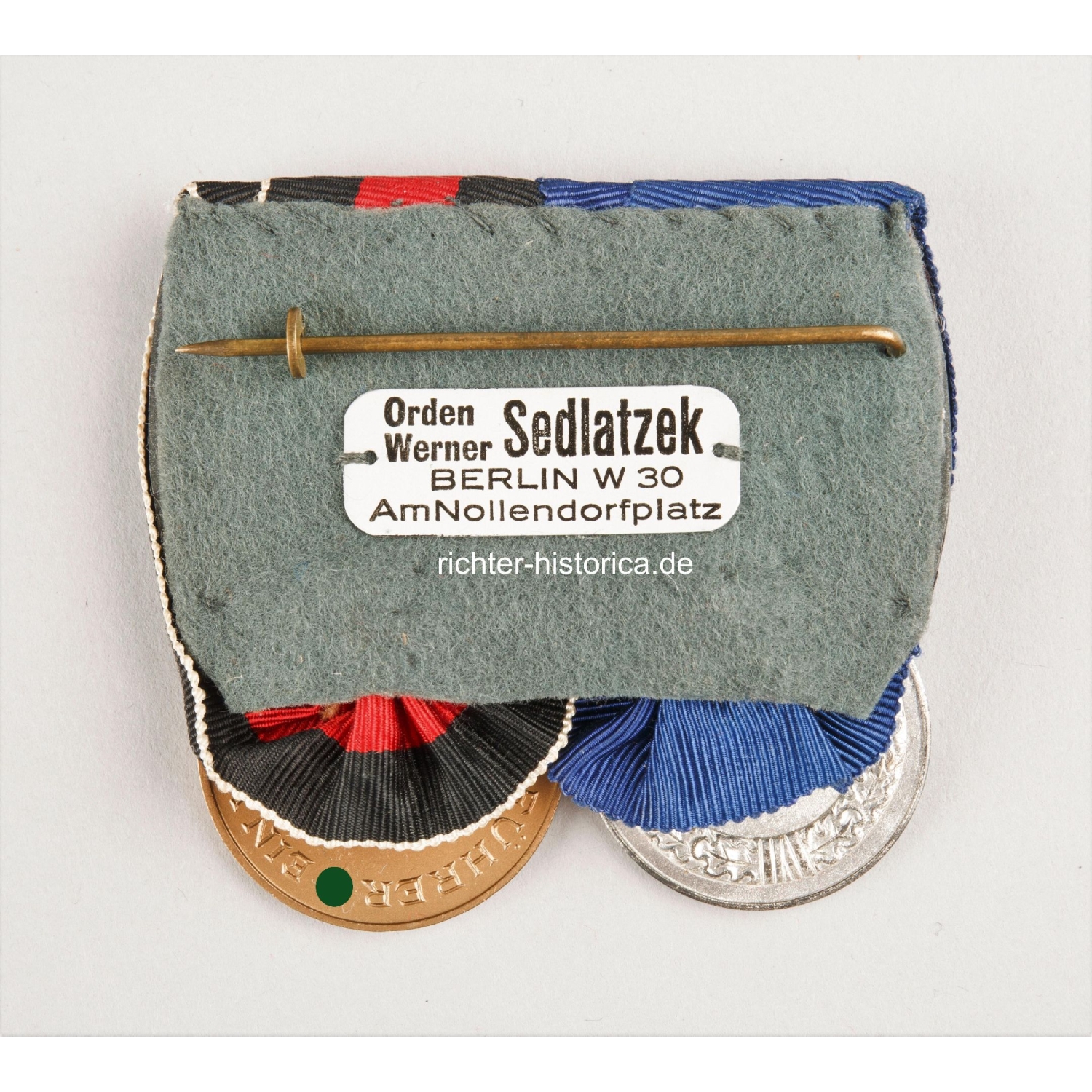 2er Ordensspange Dienstauszeichnung für 4 Jahre mit Oktober Medaille, W. Sedlatzek Zustand 1