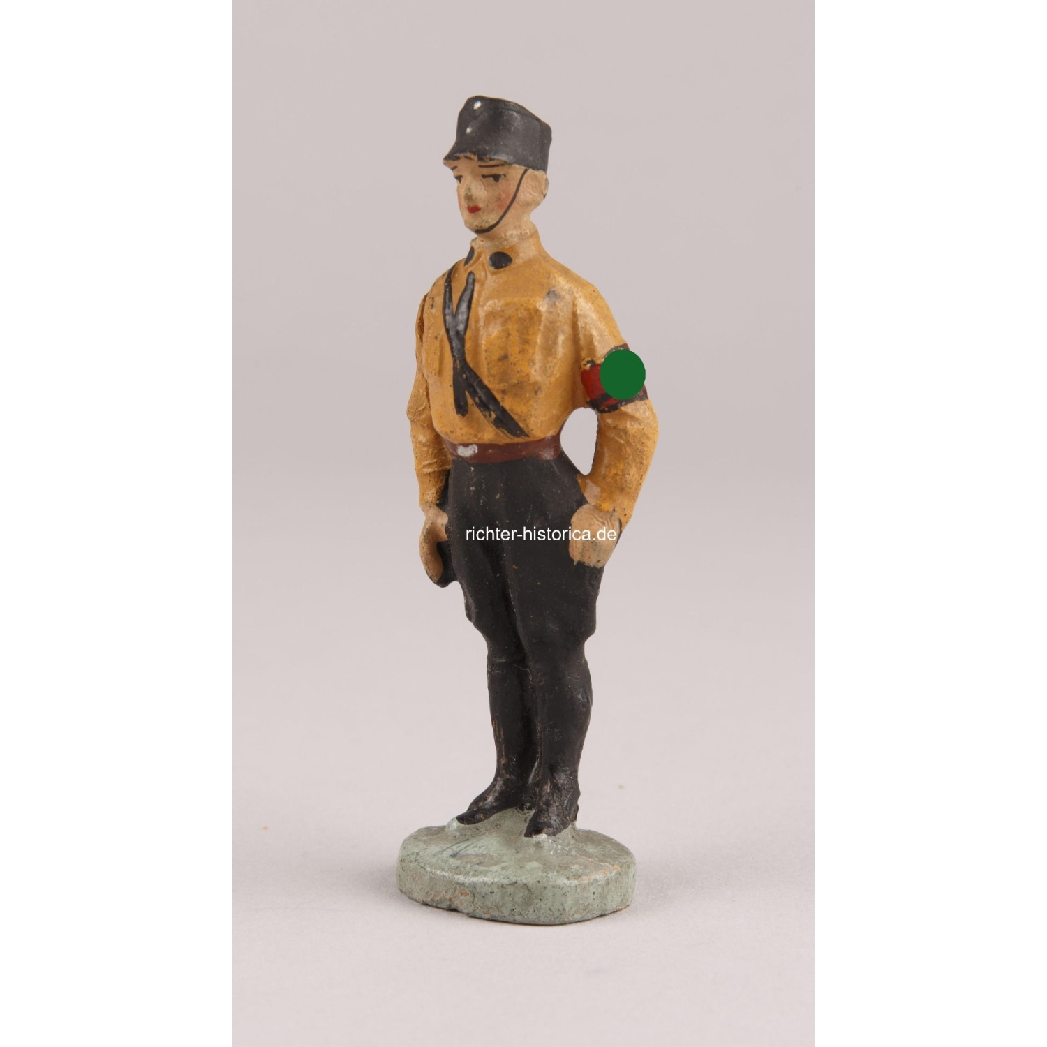 SS-Figur in Sommeruniform stehend