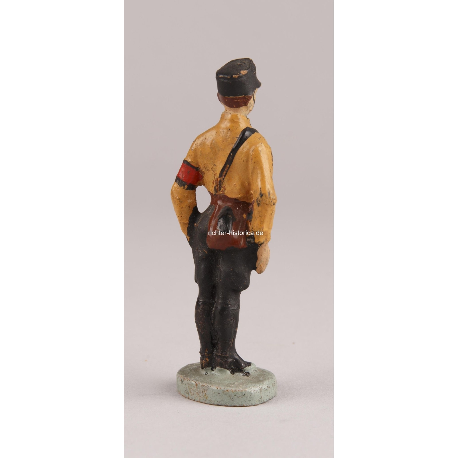 SS-Figur in Sommeruniform stehend