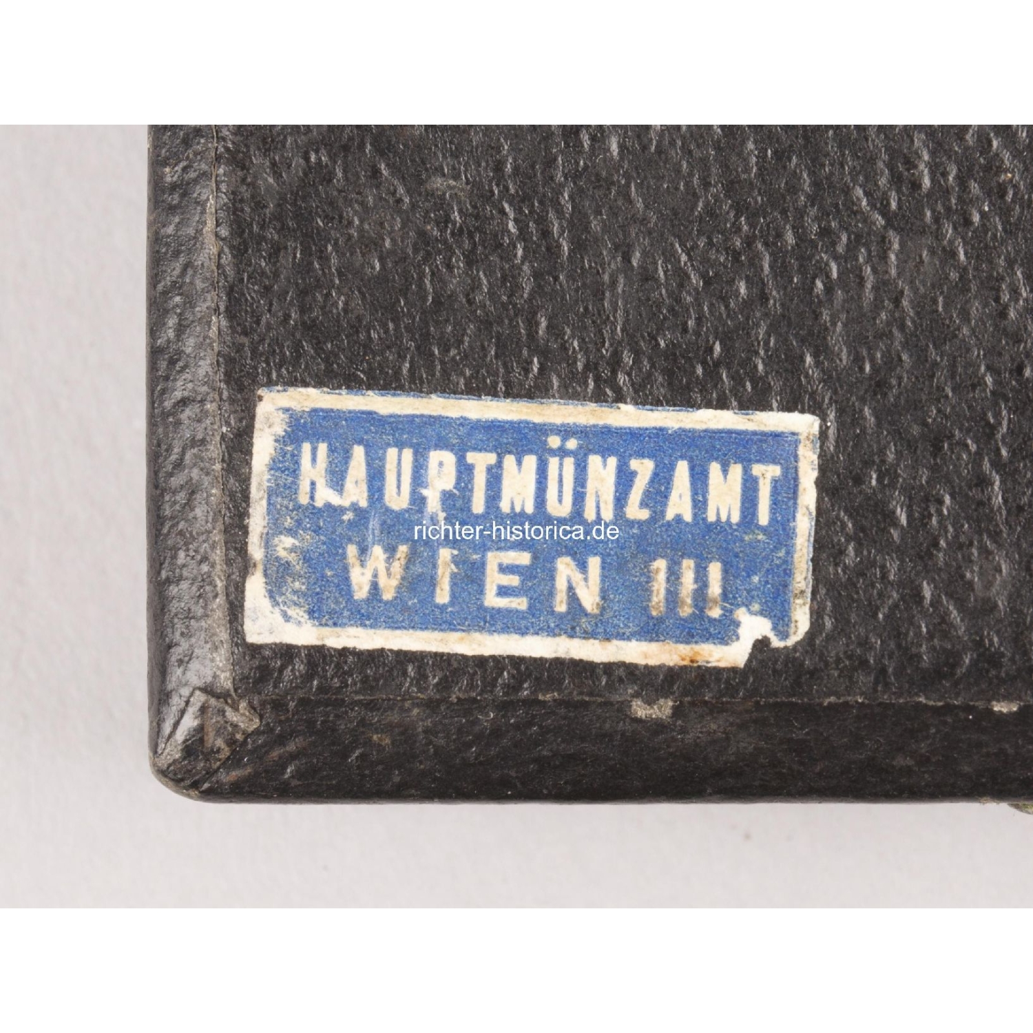 Verwundetenabzeichen in Gold im Etui Herst. "30" mit Etikett - Mint