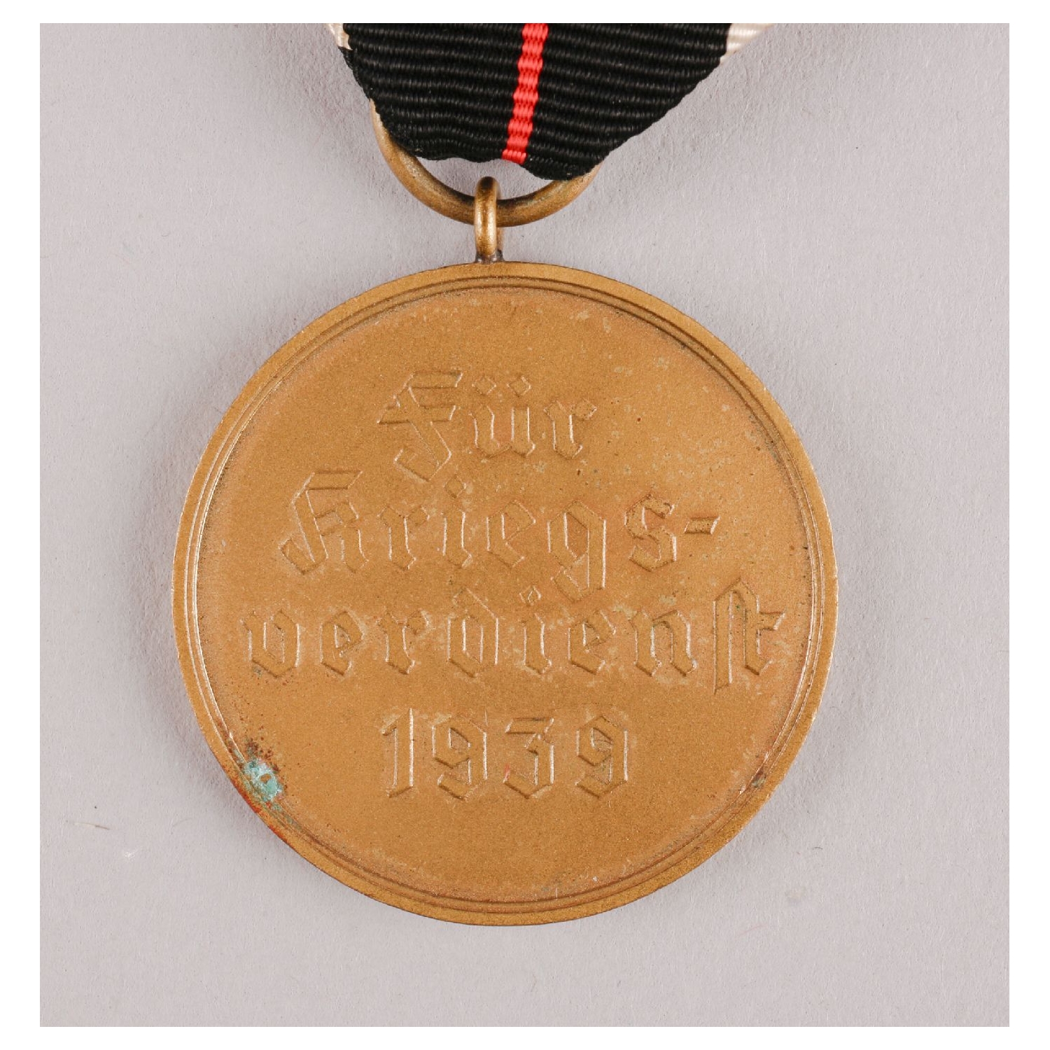 Kriegsverdienstmedaille 1939 am Verleihungsband