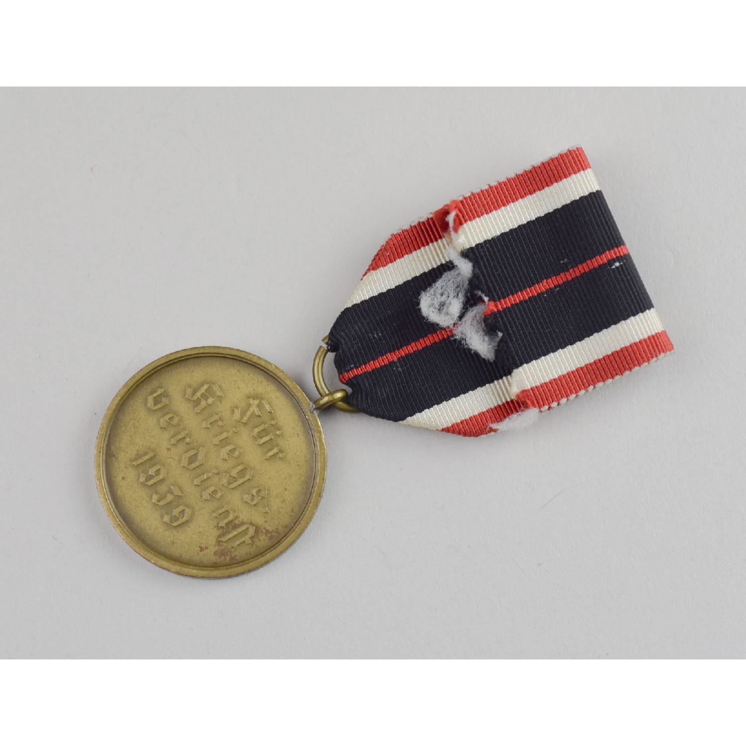 Kriegsverdienst-Medaille 1939 Am Band