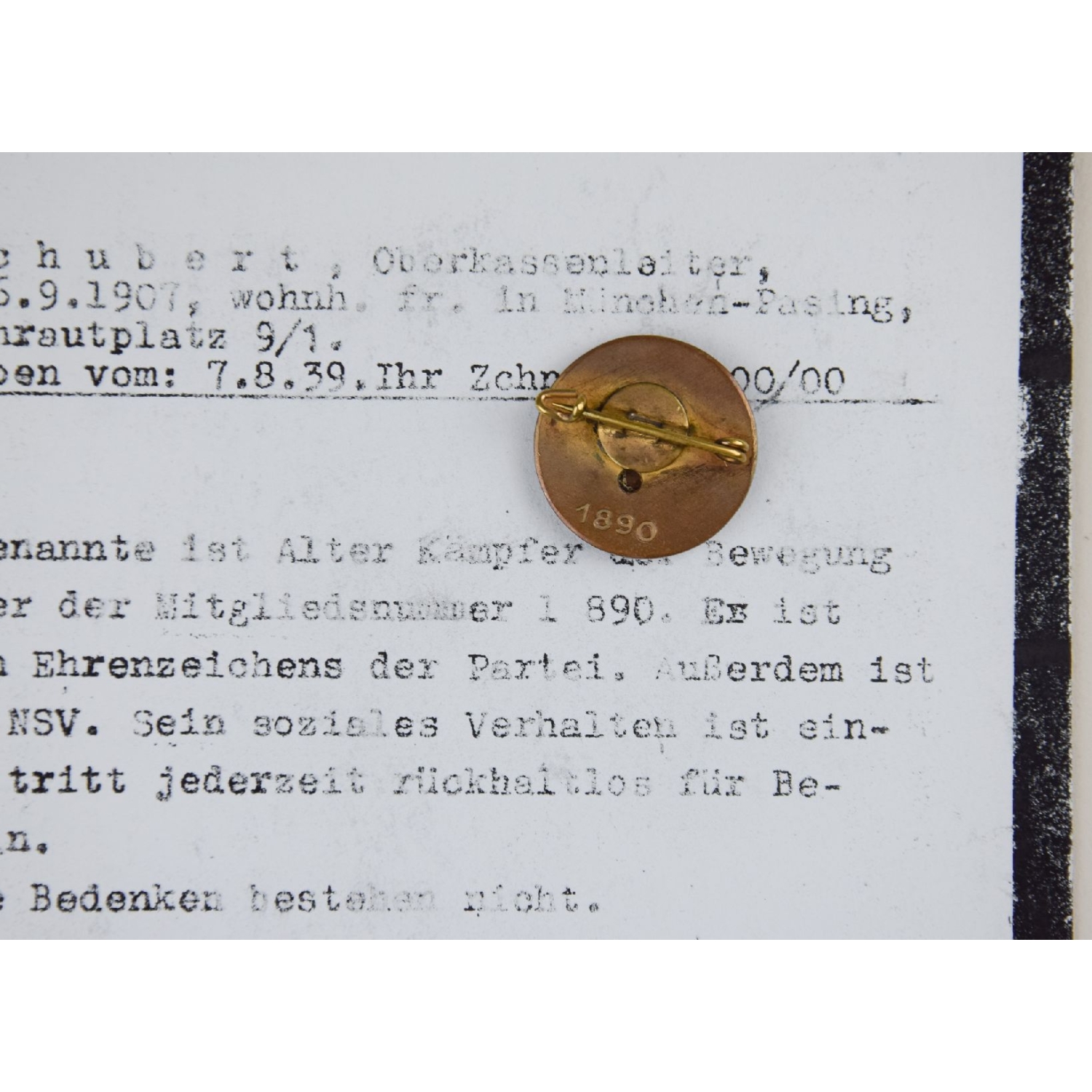 Goldenes Parteiabzeichen der NSDAP Nr.1890 mit Trägernamen, Niedrige Verleihungsnummer!