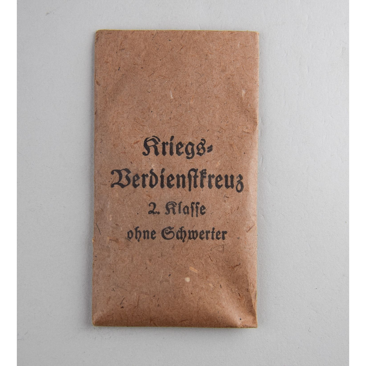 Kriegsverdienstkreuz 2.Klasse ohne Schwerter Herst. Deschler in Tüte mit Wickelpapier, Zustand 1