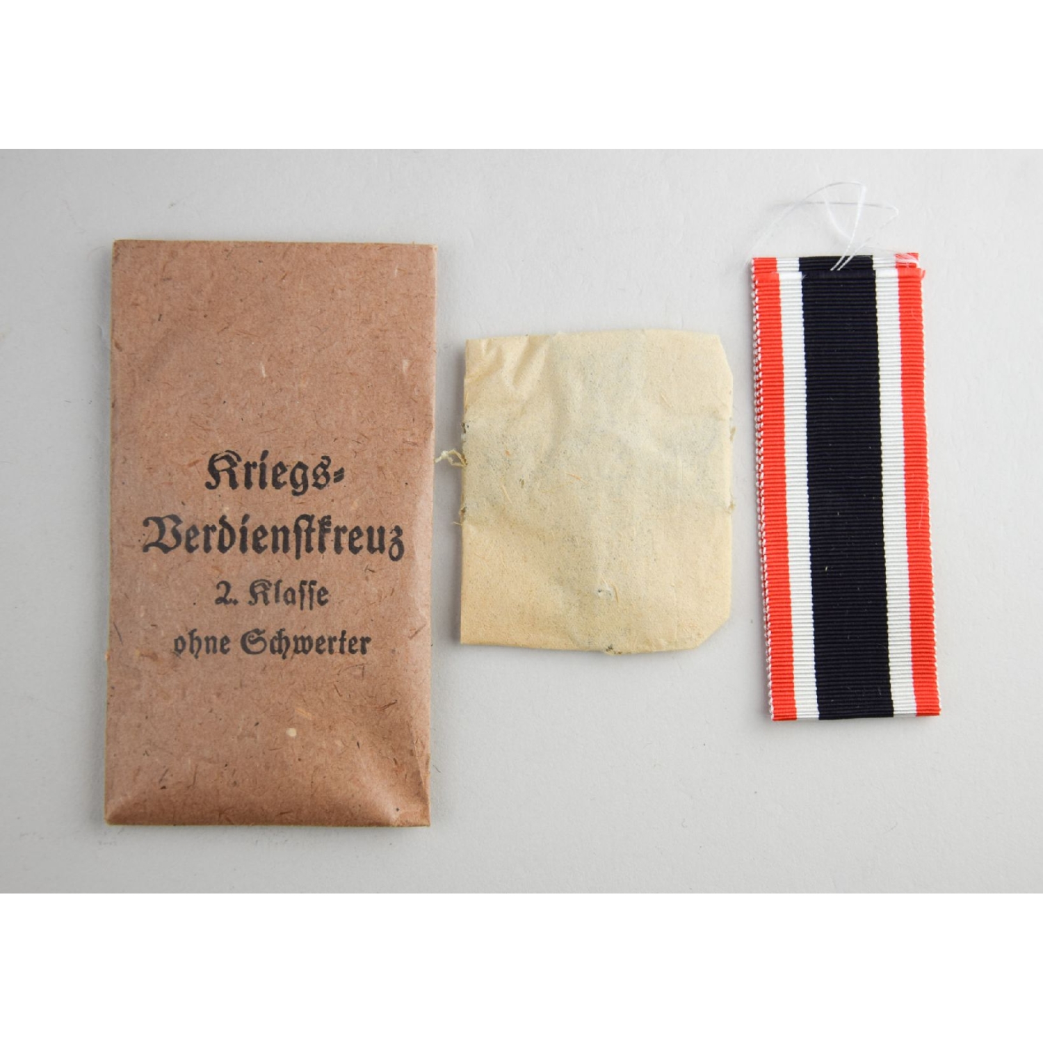 Kriegsverdienstkreuz 2.Klasse ohne Schwerter Herst. Deschler in Tüte mit Wickelpapier, Zustand 1