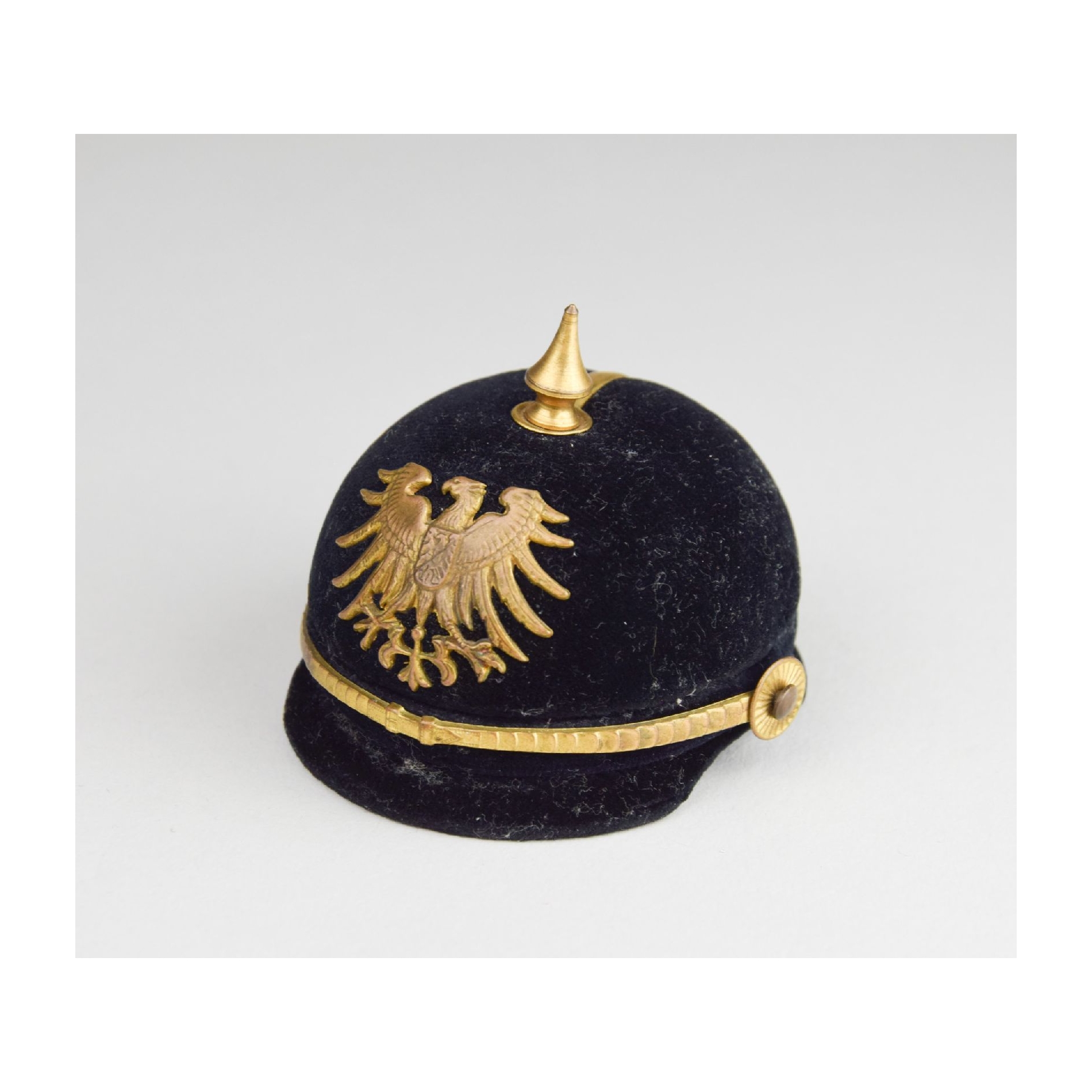 1.Weltkrieg Ring Etui in Form einer Pickelhaube