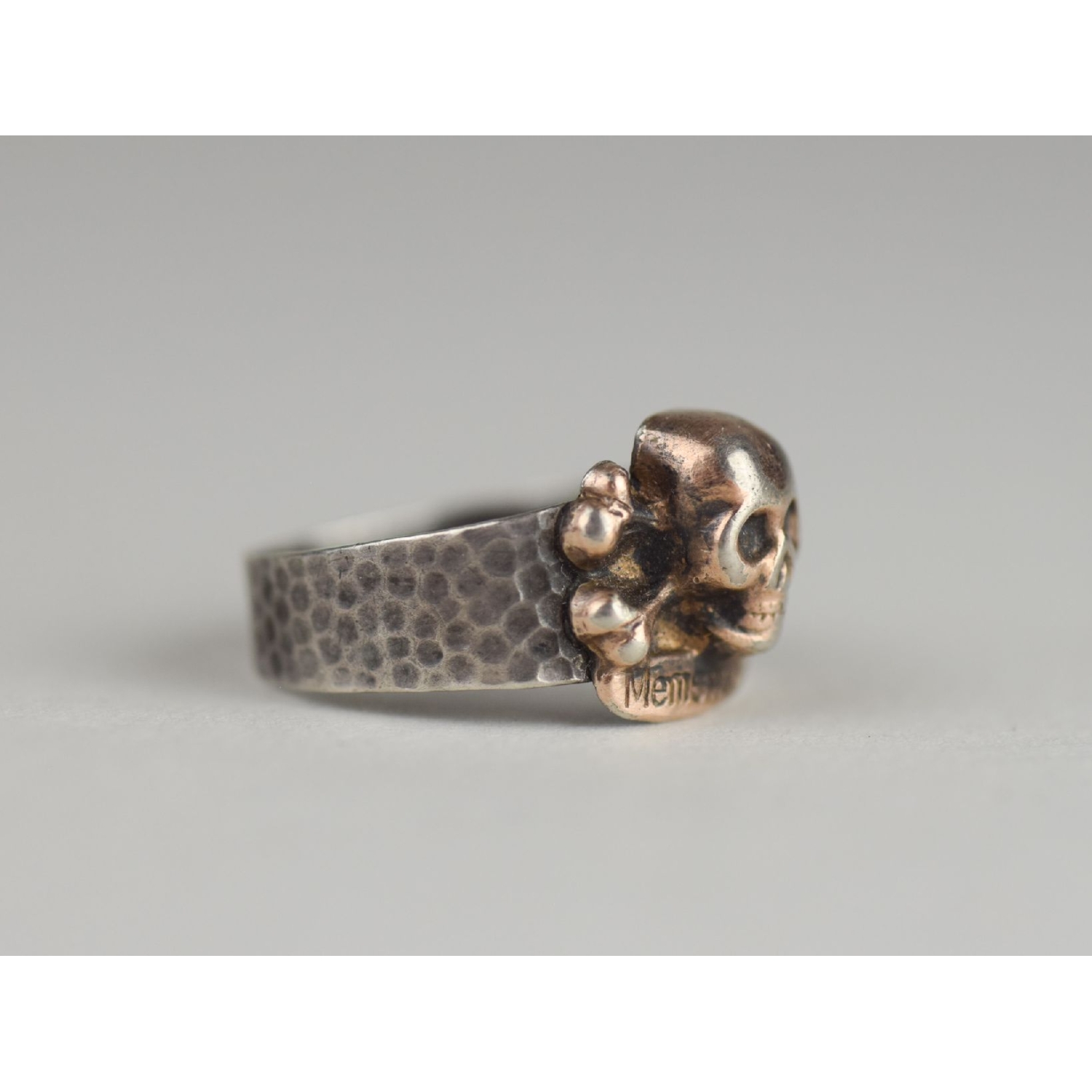 1.Weltkrieg Ring Fingerring mit Aufschrift "Memento Mori"