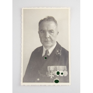 Portrait Foto eines Angehörigen der NSDAP mit Dienstauszeichnungen in Bronze und Silber