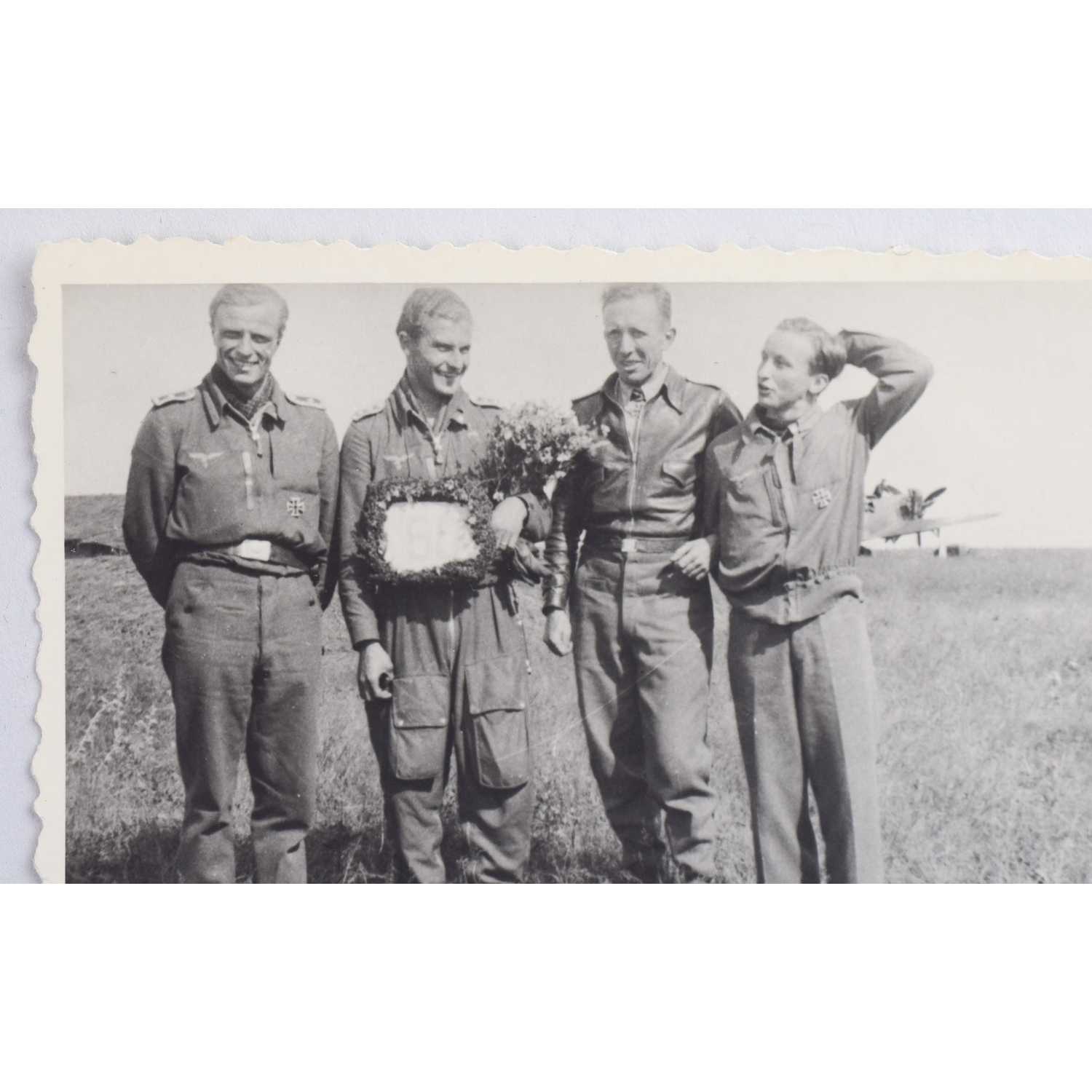 Gruppenfoto unter anderem mit Eichenlaubträger Jagdflieger Horst Ademeit