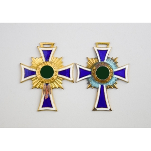 2x Ehrenkreuz der Deutschen Mutter Mutterkreuz in Gold