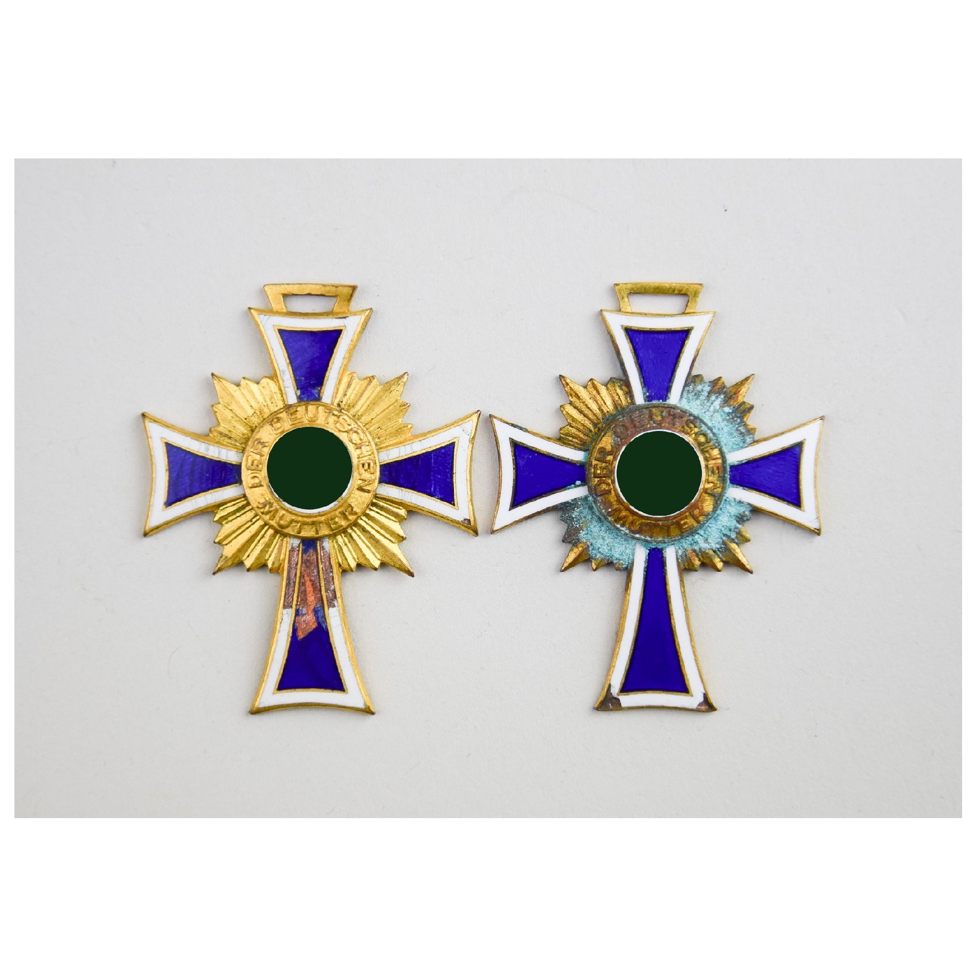 2x Ehrenkreuz der Deutschen Mutter Mutterkreuz in Gold