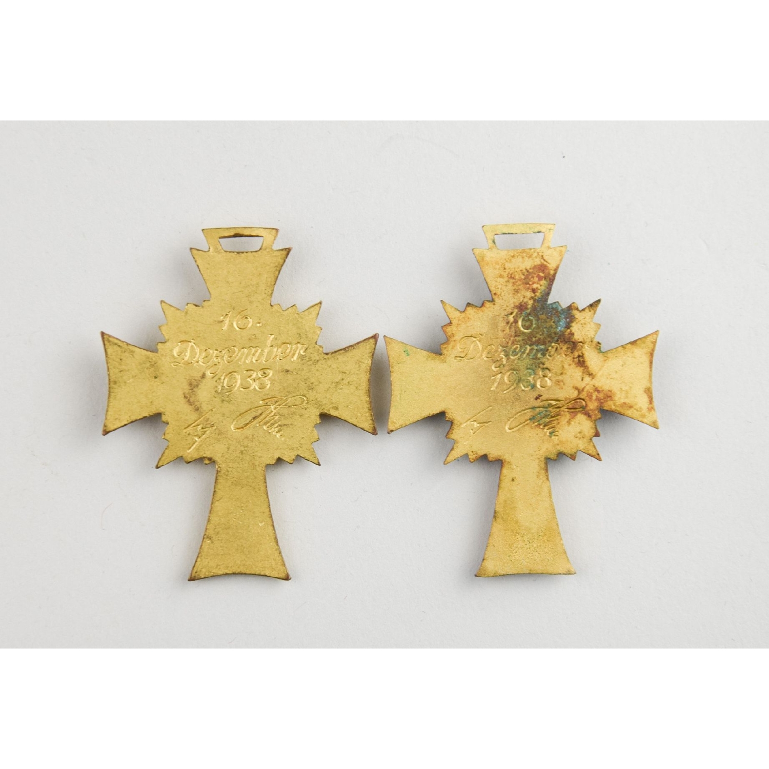 2x Ehrenkreuz der Deutschen Mutter Mutterkreuz in Gold